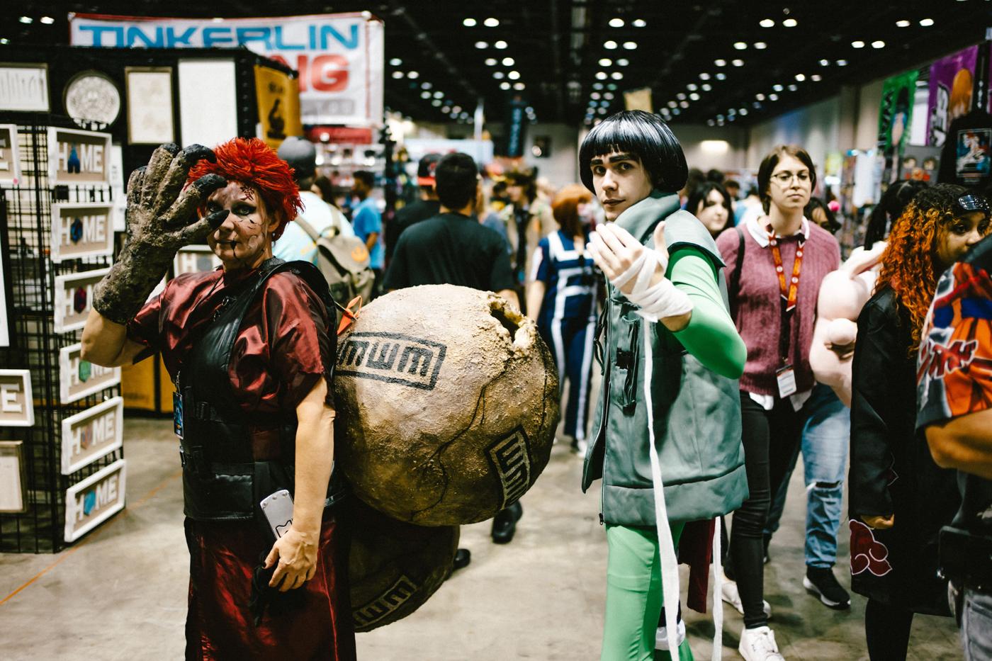 Visitatori in costume a una fiera del fumetto