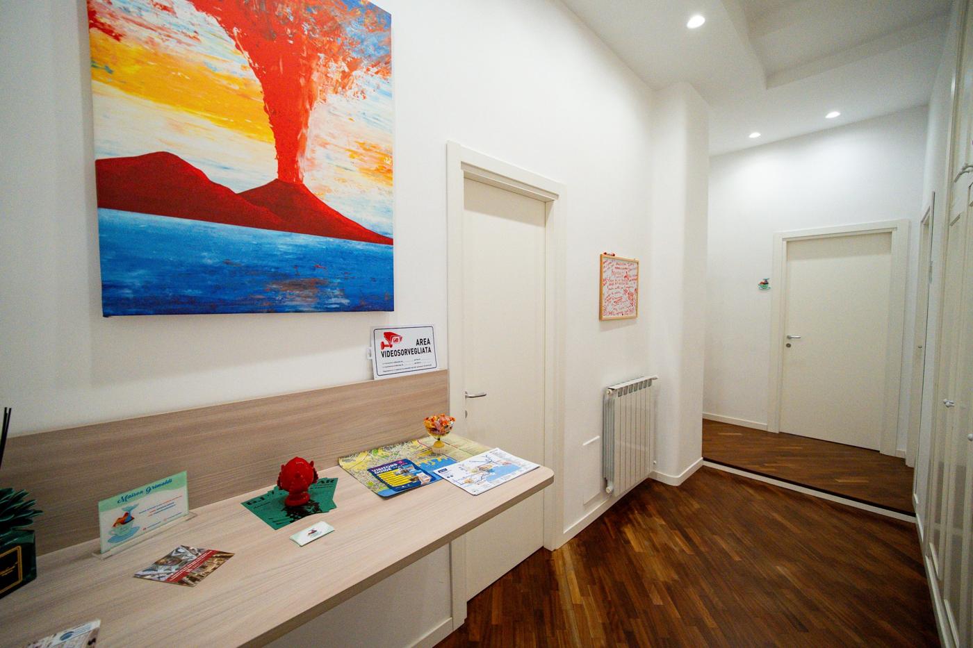 L'ingresso di Maison Grimaldi con il quadro del Vesuvio