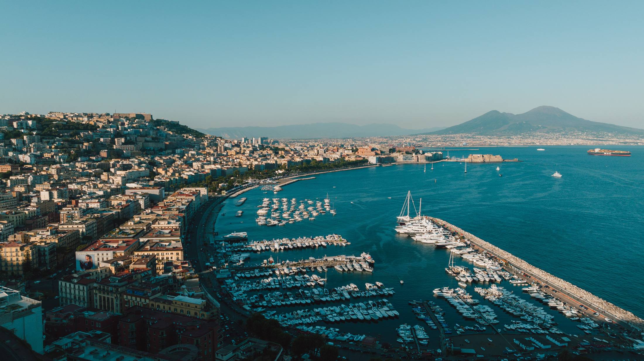 Il golfo di Napoli con il lungomare, Castel dell'Ovo e il Vesuvio