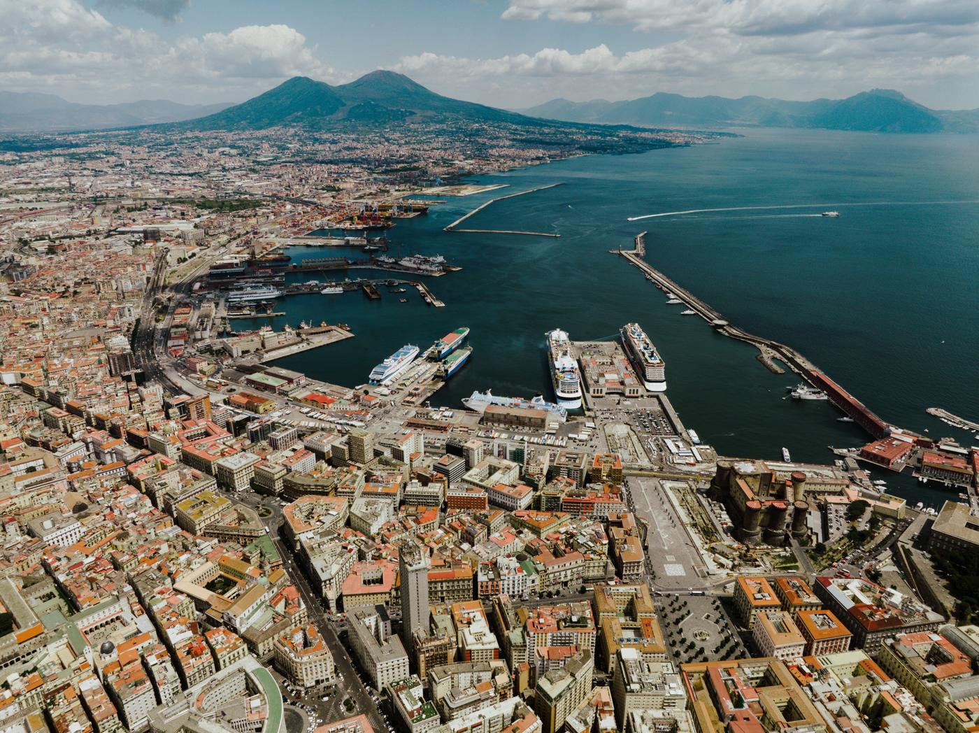 Napoli dall'alto con il porto e il Vesuvio